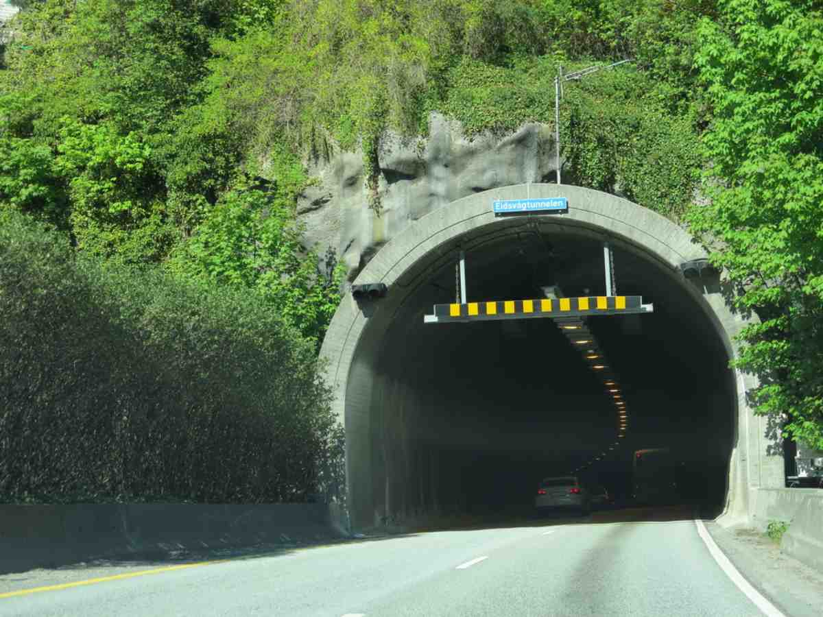 Overview of the entrance to a tunnel on the E16 road in Norway.